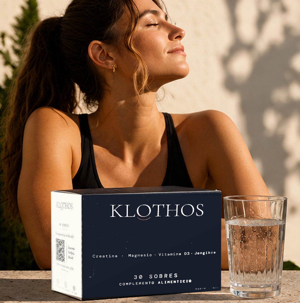 Mujer al sol con un vaso de agua; delante, la caja de KLOTHOS