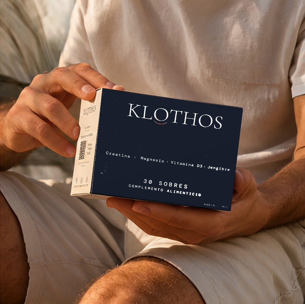 Manos sosteniendo la caja de KLOTHOS