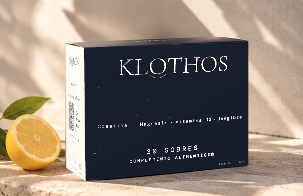 Caja de KLOTHOS junto a medio limón y hojas, bodegón mediterráneo
