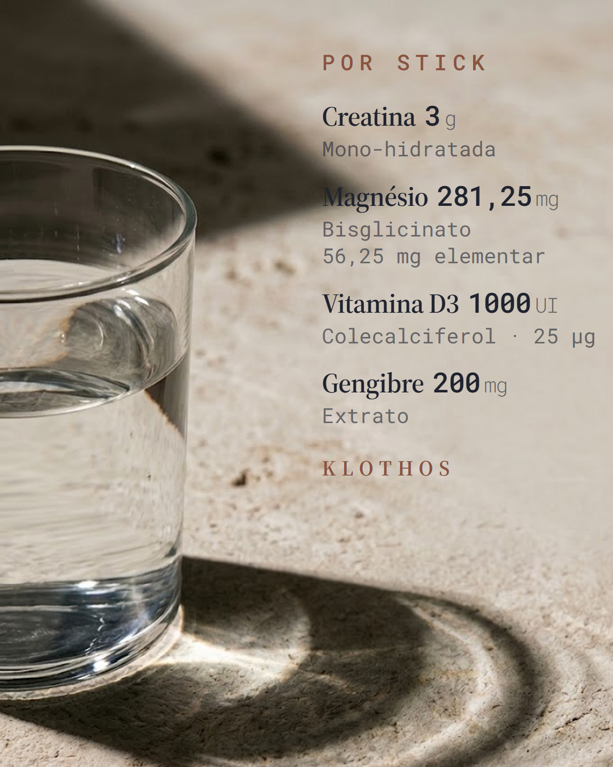 Copo de água sobre pedra clara com luz dura. Ao lado, a composição por stick: creatina 3 g, magnésio 281,25 mg, vitamina D3 1000 UI e gengibre 200 mg.